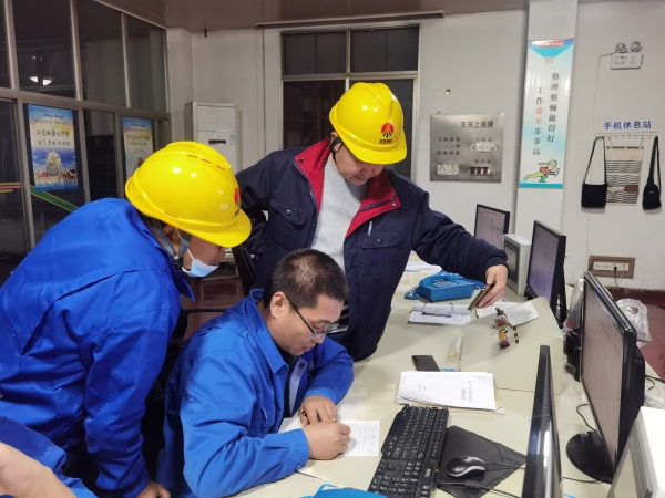 10月23日，電氣人員正在中控室處理PLC故障.jpg