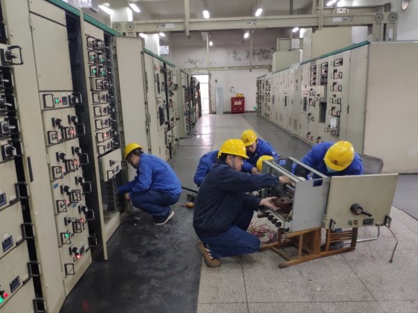 12月，檢修二班自主維修配電室開關柜.jpg