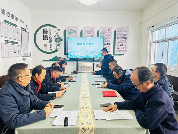 1月9日下午，物料車間黨支部組織黨員領(lǐng)導(dǎo)干部及重點(diǎn)崗位人員開展了新年“第一課”活動(dòng)。--圖為重點(diǎn)崗位人員趙宇進(jìn)行清正廉潔承諾.jpg