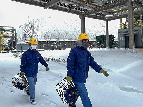 積雪過厚，步行去取樣.jpg