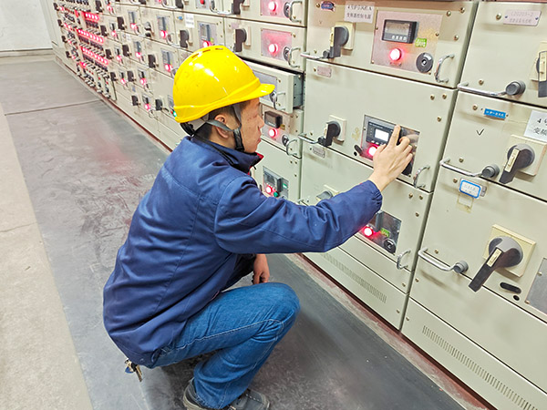 2月5日，運行人員正在配電室巡檢.jpg