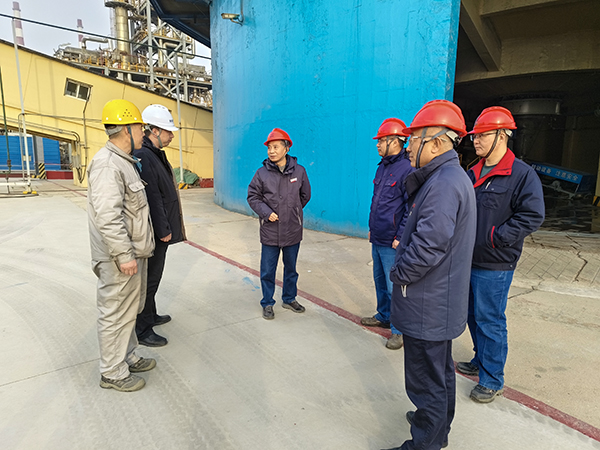 2月18日，基建部部長張政權(quán)與尿素車間主任王濤現(xiàn)場檢查項目情況1.jpg