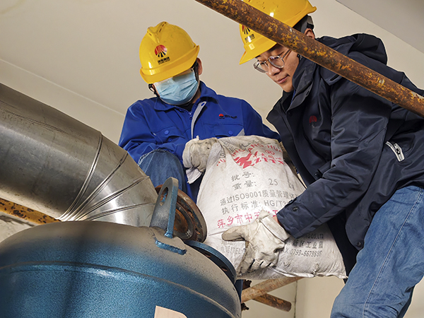 2.19日動(dòng)力車間三期干燥機(jī)廠房內(nèi)，劉凱、張樂正在更換吸附劑.jpg