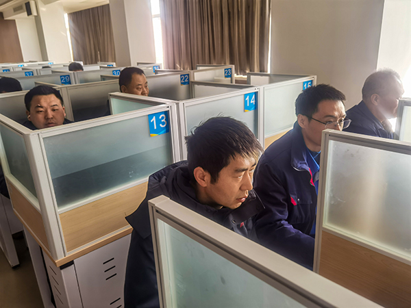 2月25日，合成車間員工進(jìn)行“懂會能”考試 (2).jpg