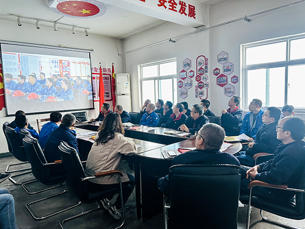 3月13日下午，物料車間黨支部開展“惠學(xué)礪心 筑夢前行”主題黨日活動(dòng)，圖為集中觀看了陜煤集團(tuán)第一期惠學(xué)礪心大課堂錄播視頻.jpg