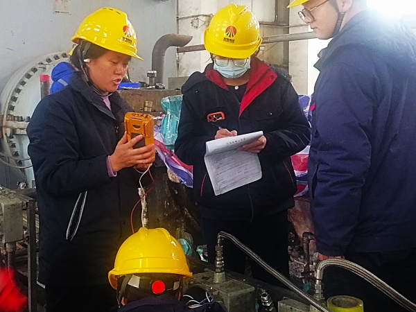 3月18日，計控電儀部空分尿素工段儀表工在二期空氣壓縮機廠房內(nèi)進行以“師帶徒”培訓模式的檢維修作業(yè)-2.jpg