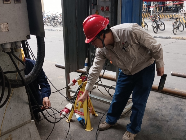 4月9日，計(jì)控電儀部安全員黃建榮在進(jìn)行安全用電現(xiàn)場(chǎng)檢查，為作業(yè)人員指出問題并認(rèn)真講解正確操作及規(guī)定。.jpg