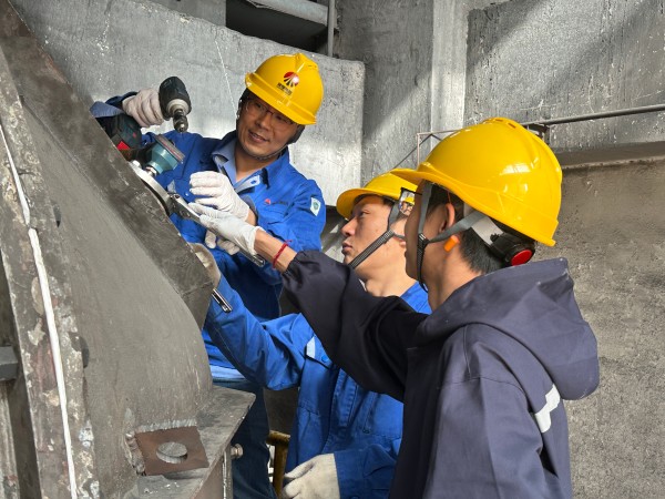 4月9日王明偉、康金生、青工曾炳睿在2#鍋爐磨煤機(jī)更換北側(cè)磨輥溫度.jpg