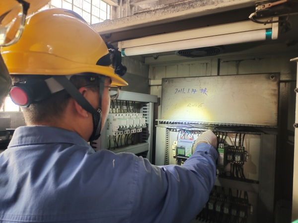 4月10日康金生、曾炳睿在一期給煤機平臺更換給煤機控制柜內(nèi)PLC及擴展模塊主機.jpg