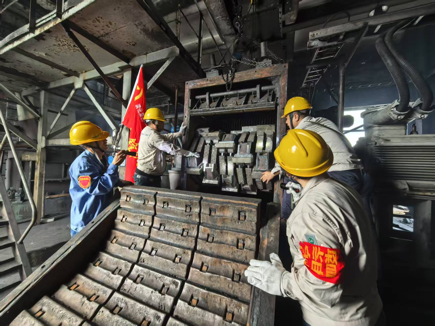 大檢修現(xiàn)場-技術(shù)員贠文軍與林佳峰、安全員李青、黨員黨曉波查看細碎機篩軸安裝情況.jpg
