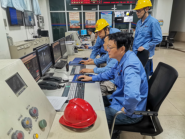 4月21日，3號(hào)鍋爐點(diǎn)爐，車間各工藝人員正在精心操作，嚴(yán)密監(jiān)控.jpg