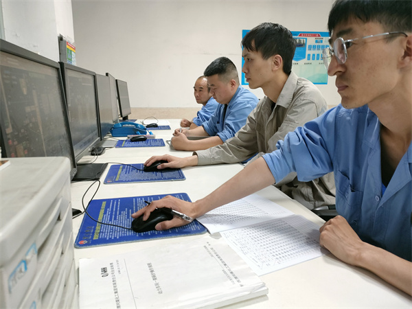 空塔阻力實驗期間，工藝人員在DCS上面操作。.jpg