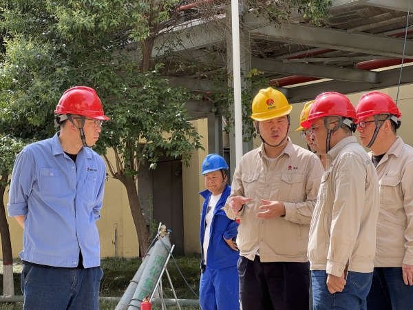 相關人員在施工現(xiàn)場協(xié)調(diào)解決問題.jpg