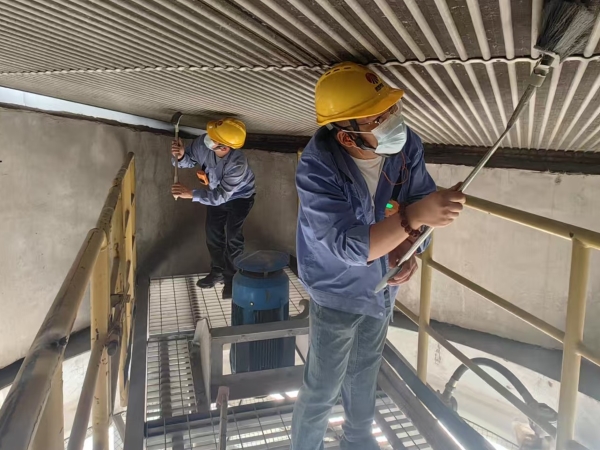 2025年5月19日，乙二醇車間職工認真清理壓縮機組空冷島管束.jpg