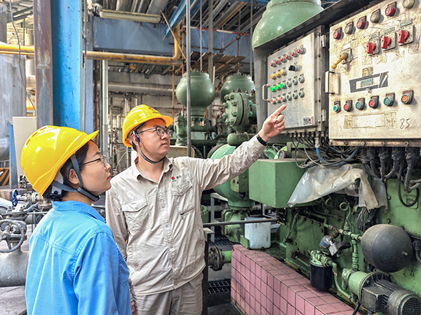 2025年6月23日，設(shè)備員對班組人員進(jìn)行現(xiàn)場教學(xué).jpg