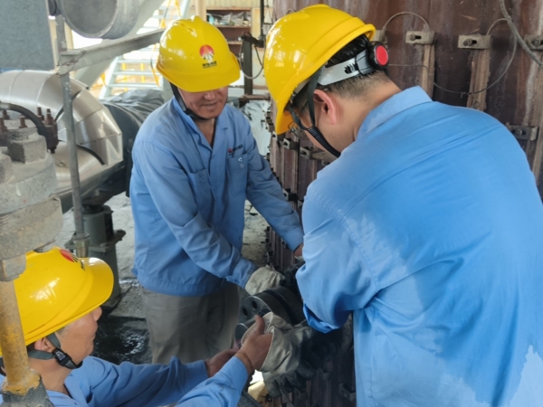 7月2日，計(jì)控電儀部三期檢修工作正式拉開序幕，儀表工正在進(jìn)行氣化樓檢修任務(wù).jpg