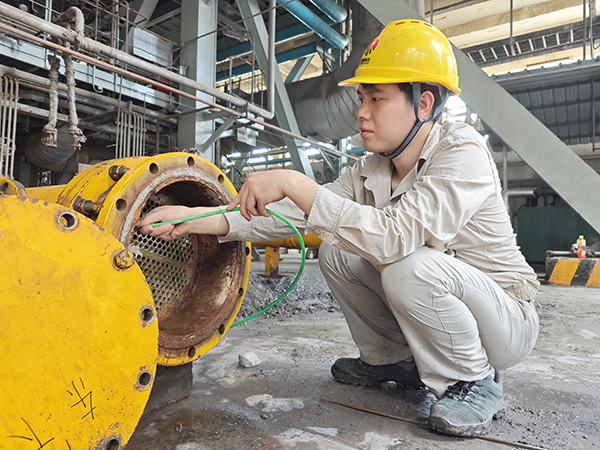 7月6日，動(dòng)力車間三期現(xiàn)場(chǎng)，李云飛正在清理油冷器.jpg