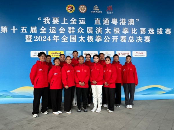 苑寶劍和隊(duì)友在全運(yùn)會(huì)賽場(chǎng)合影留念（后排左一為苑寶劍）.jpg