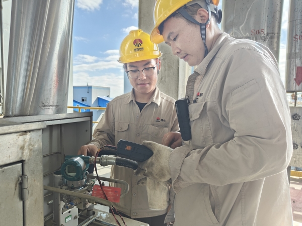 陳陽在氣化爐上給王少華講解校準流量變送器1.jpg
