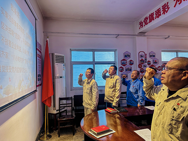 8月25日下午，物料車間黨支部組織重點(diǎn)崗位廉潔風(fēng)險(xiǎn)防控人員，開展了以“薪火相傳守廉潔，履職盡責(zé)啟新程”為主題的廉潔教育活動--開展廉潔承諾宣誓.jpg