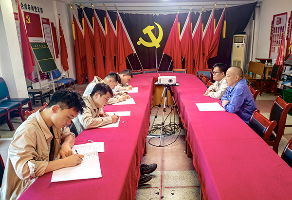 8月29日，合成車間對新來員工進(jìn)行轉(zhuǎn)正考試2.jpg