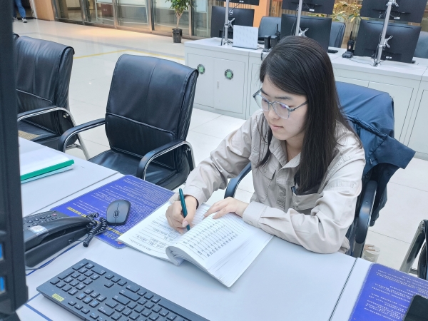 2025年彬州公司中修，女職工認(rèn)真記錄數(shù)據(jù).jpg